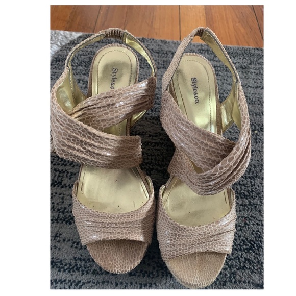 Cute Wedges 👠 - Picture 2 of 7